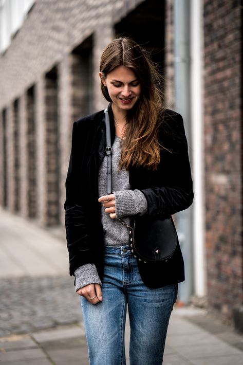 How to wear a black velvet blazer || Casual Chic Outfit Black Velvet Blazer Outfit, Velvet Tops Outfit, Velvet Blazer Outfit, Black Velvet Suit, Blazer Outfit Ideas, Outfit Mit Blazer, Oversized Grey Sweater, Casual Chic Outfits, Blazer Outfits For Women