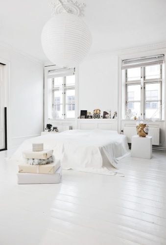 Minimal Bohemian, All White Bedroom, Design Ložnic, White Bedroom Design, Low Sofa, Minimal Bedroom, Design Bed, White Bohemian, White Minimal