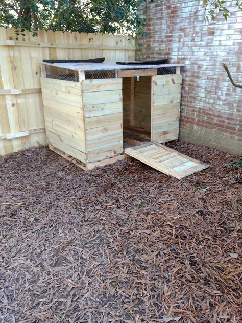 Duck house size????? | Page 2 | BackYard Chickens - Learn How to Raise Chickens Duck House Diy, Duck Enclosure, Duck House Plans, Duck Pens, Goose House, Cheap Chicken Coops, Urban Chicken Farming, Backyard Ducks, Duck Coop