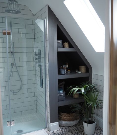 Sloped Ceiling Bathroom, Attic Bathroom Ideas, Small Attic Bathroom, Loft Bathroom, Cabin Bathrooms, Attic Bathroom, Scandinavian Bathroom, Ensuite Bathrooms, Bathroom Ceiling