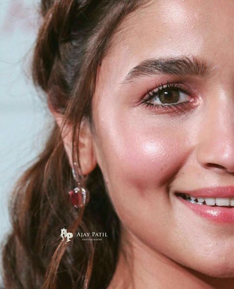 Alia Bhatt Dewy Makeup, Lenses For Indian Skin, Hairstyles Editing, Alia Bhatt Makeup, Alia Bhatt Hairstyles, Makeup Logo Design, Soft Eye Makeup, Light Makeup Looks, Alia Bhatt Photoshoot