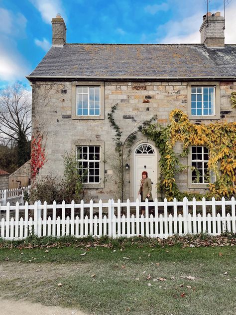 english cottage Cozy Architecture, Romanticise Your Life, Cottage Tour, English Houses, Castle Howard, Pretty Houses, British Interior, Country House Hotels, Romantic Hotel