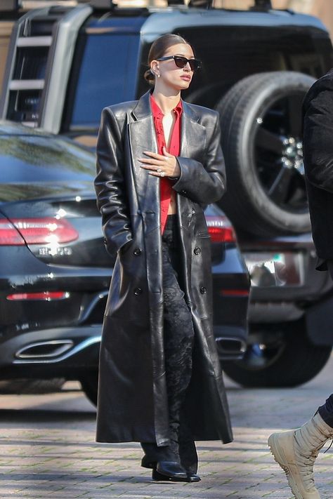 Leather Coat Outfit, Hailey Bieber Street Style, Oversized Outerwear, Models Style, Trench Coat Outfit, Long Leather Coat, Outfit Formulas, Leather Trench Coat, Hailey Baldwin