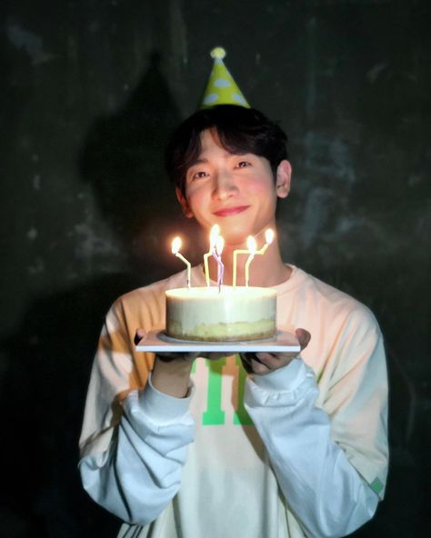 Birthday Pose For Men, Birthday Photo Reference, Birthday Party Reference, Birthday Reference Poses, Birthday Pose With Cake, Birthday Photoshoot For Men, Holding Birthday Cake Pose, Korean Birthday Aesthetic, Person Holding Cake