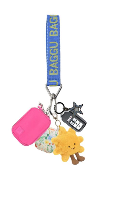 Car Keychain Ideas, Cool Keychains, Girly Car Accessories, Baggu Bags, Keychain Ideas, Car Deco, Girly Car, Car Essentials, Handbag Essentials