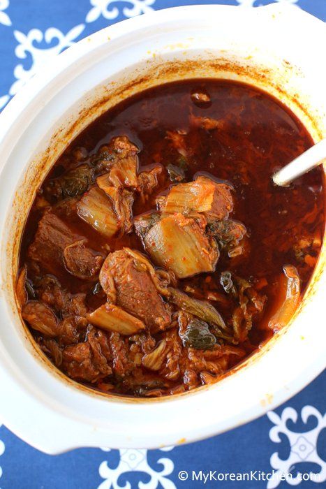 Slow Cooker Kimchi Stew with Beef - My Korean Kitchen.. & this will be happening in my kitchen very soon! Can't wait to try! :) Kimchi Beef Stew, Kimchi Beef, Kimchi Stew Recipe, Korean Soups, My Korean Kitchen, Kimchi Soup, Kimchi Stew, Korean Kimchi, Korean Kitchen