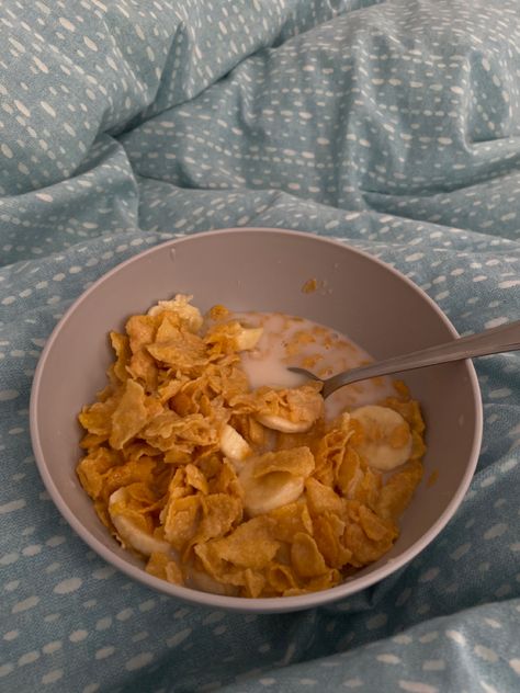 Corn Flakes With Banana, Corn Flakes Cereal, Food Pics, Corn Flakes, Breakfast Ideas, Almond Milk, Healthy Foods, Food Pictures, Bananas