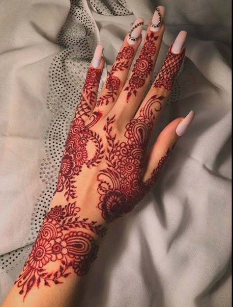 Red Henna Designs On Dark Skin, Hanna Hand Tattoo, Henna Designs Red, Red Henna On Dark Skin, Kurdish Engagement, Red Henna Designs, Red Henna Tattoo, Hanna Design, Henna Designs Back