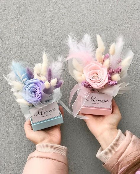 Fake Flower Gift Ideas, Small Flower Box Gift, Dried Flowers Bouquet Gift, Small Dried Flower Arrangements, Candle Bouquet, Box Gift Ideas, Childhood Innocence, Diy Bouquet Wrap, Soya Mumu