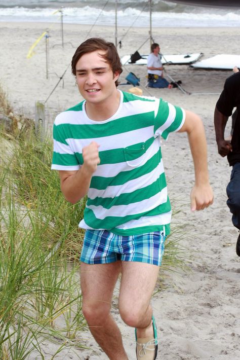 great outfit, Ed ;) on the set of GG Chuck Outfits, Chucks Outfit, Gossip Girl Cast, Gossip Girl Fashion Blair, Kelly Rutherford, Iconic Outfits, Ed Westwick, Rockaway Beach, Chuck Bass