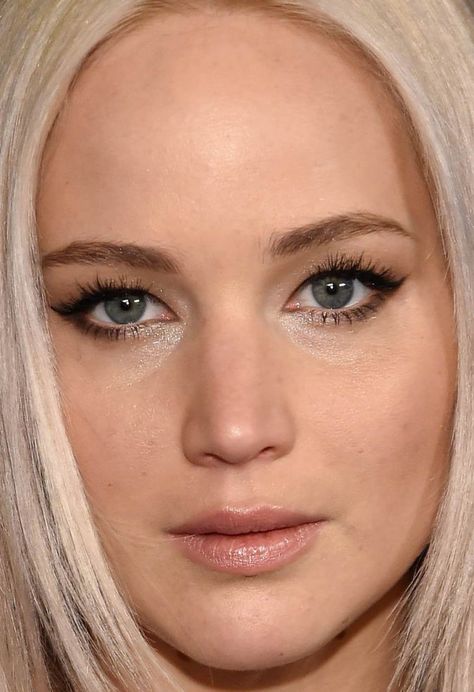 Jennifer Lawrence Makeup, Plum Eyeliner, Lawrence Jennifer, Eye Makeup Cut Crease, Jennifer Lawrence Photos, Jennifer Lawrence Pics, Eyes Eyeliner, Celebrity Makeup Looks, Glasses Makeup