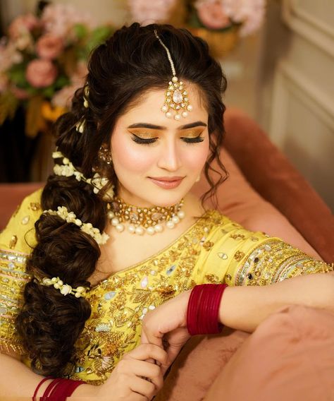 Aroob Jatoi, Brides Pakistani, Mehndi Jewellery, Pakistani Bridal Hairstyles, Mehndi Hairstyles, Pakistani Bridal Makeup, Mehndi Dress, Couples Hugging, Lace Dress Design