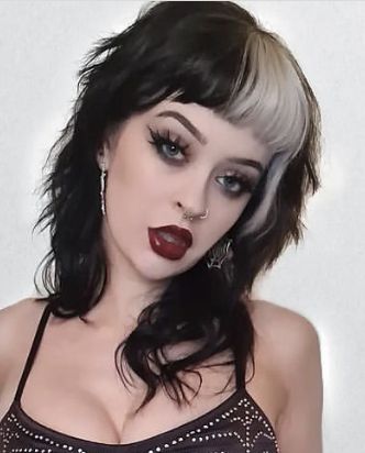 Alt Black And Blonde Hair, Colour Placement Hair, Goth Hairdye Ideas, Split Fringe Dye, Gothic Layered Hair, Mid Length Alternative Hair, Choppy Goth Hair, Bangs Alternative Hair, Goth Shag Haircut