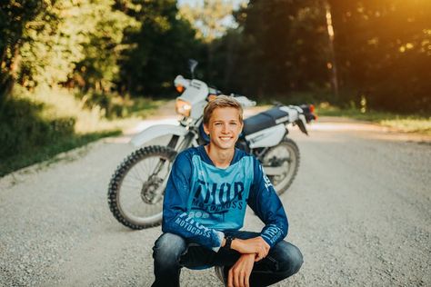 Senior Photos Dirt Bike, Dirtbike Pictures Ideas, Senior Dirt Bike Pictures, Dirt Bike Poses, Dirt Bike Family Pictures, Dirt Bike Graduation Pictures, Motocross Senior Pictures, Dirtbike Senior Photos, Dirtbike Photo Shoot