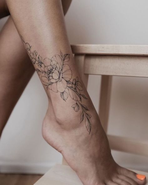 Classy Tattoos For Women, Cute Ankle Tattoos, Amazing 3d Tattoos, Peony Design, Floral Tattoo Shoulder, Ankle Tattoo Designs, Ankle Tattoos For Women, Black Peony, Anklet Tattoos