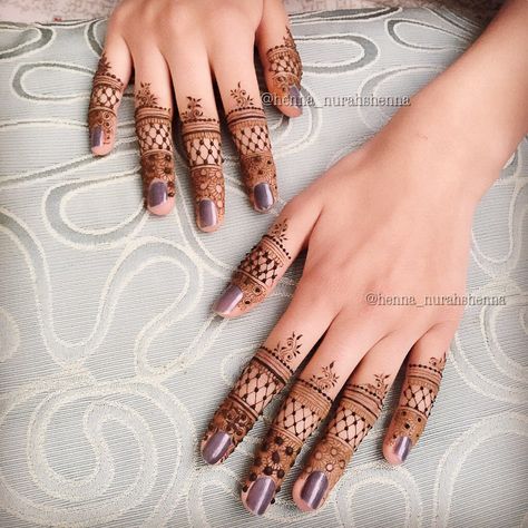 @henna_nurahshenna on instagram  276k followers  "Arabian Henna (حنا) Birmingham UK. All patterns are freehand. WhatsApp me with any questions on +447845306487." Mehendi #mehendi Mehndi #mehndi for Desi Wedding, #desiwedding, Indian Wedding #indianwedding, Arab Wedding, #arabwedding. #henna #hennatattoo #tattoo #beauty #love #arabhenna #inspo  #mehndiartist #hennadesign #hennadesign #نقش #حنا #حنه #beautiful #bridalhenna #indianbride #pakbride #arabbride  #instagram via @sunjayjk Finger Mehndi Designs, Finger Mehndi, Finger Henna Designs, Eid Mehndi Designs, Henna Tattoo Designs Hand, Full Hand Mehndi, Easy Mehndi, Finger Henna, Modern Henna Designs