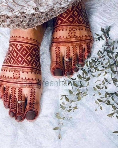 Mehndi Designs Finger, Henna Hand Designs, Rajasthani Mehndi Designs, Leg Mehndi, Foot Henna, Legs Mehndi Design, Rose Mehndi Designs, Engagement Mehndi Designs, Full Mehndi Designs