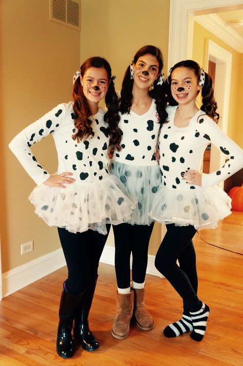 DIY Dalmatian Costumes!!! All you need is a white shirt, tutu, black leggings, black paint, black construction paper, black shoes, and if wanted, white and black polka dot ribbon! Paint dots on white shirt with black paint, cut circles out of the black construction paper and tape them to the tutu, put your hair in 2 pony tails, and add the ribbons if you want! Really easy and adorable! Diy Dalmation Costume Women, Dalmatian Costume Diy, Diy Dalmatian Costume, 101 Dalmations Costume, 101 Dalmatians Costume, Dalmation Costume, Dalmatian Halloween, Dalmatian Costume, Halloween Coustumes