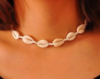 Pucca Shell Necklace, Shell Necklace Outfit, Cowrie Shell Jewelry, Girls Choker, Cowrie Shell Necklace, Necklace Outfit, Shell Choker, Cheap Necklaces, Collar Choker