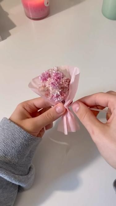 Credit Tiktok @derya.tavas What a quick and easy way to make such a cute little bouquet! Homemade gifts are both inexpensive, and really show your love for that special someone. Check out my page for more amazing DIY ideas like this! Diy Mini Bouquet, Quick Diy Gifts, Diy Cards For Boyfriend, Personalised Gifts Diy, Book Crafts Diy, Birthday Gifts For Friends, Birthday Gifts For Boyfriend Diy, Mini Bouquet, Instruções Origami