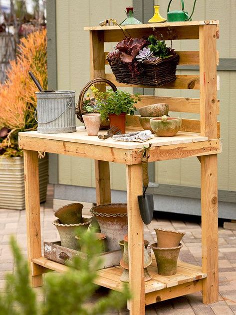 Follow our step-by-step guide to make a beautiful and functional pallet potting bench using recycled wood pallets. Pallet Potting Bench, Pallet Garden Benches, Potting Bench Plans, Diy Muebles Ideas, Jardim Diy, Potting Table, Recycled Pallet, Pallet Decor, Potting Bench