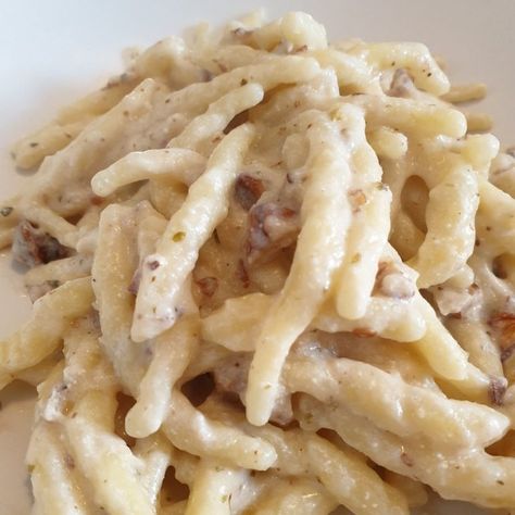 Dalla tradizione Ligure: trofie fresche condite con salsa e granella di noci fresche.   Ricetta di il_cibonauta Pasta Cremosa, Pasta Fresca, Creamy Pasta, Fusilli, Rigatoni, Mozzarella, Macaroni And Cheese, Salsa, Spaghetti