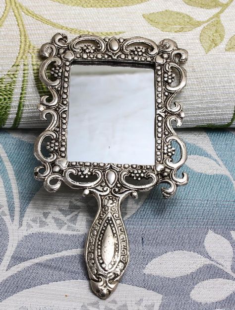 Mirror Antique Vintage, Vintage Hand Mirror Aesthetic, Aesthetic Hand Mirror, Vintage Clay Art, Hand Mirror Decorating Ideas, Diy Hand Mirror, Vintage Mirror Diy, Hand Mirror Aesthetic, Diy Vintage Mirror