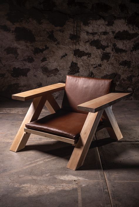 Solid oak lounge chair with leather seating. Chair Design Wooden, Wood Accent Wall, Woodworking Plans Diy, Beginner Woodworking Projects, Outdoor Decor Backyard, Diy Wood Projects Furniture, Outdoor Indoor, Patio Chairs, Leather Seat