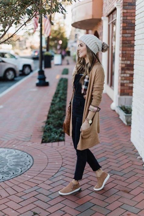 Investment Shoes, Nude Sneakers, White Sneakers Outfit, Sneakers Outfit Casual, Lauren Mcbride, Sneaker Outfits Women, Fall Sneakers, Look Office, Sneaker Outfits