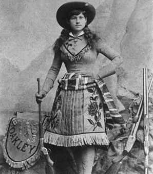 Annie Oakley was a woman of the Victorian Era, and women of that era wore long skirts and their hair up. Yet Annie chose not to. Her hair was always down... Cowgirl Boutique, Old West Photos, Annie Oakley, Wilde Westen, Into The West, American Frontier, Well Behaved Women, Buffalo Bill, Historical People