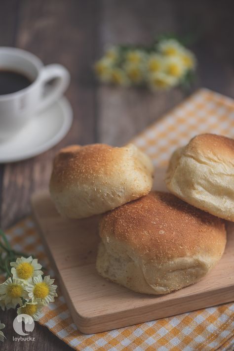 Pandesal - Food Photography Bread Plating Ideas, Pandesal Aesthetic, Pandesal Photography, Pastry Photography Ideas, Bread Photography Food Photo, Bread Photography Styling, Meals Photography, Breakfast Flatlay, Bread Photography