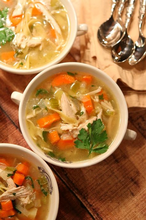 Easy, Classic Chicken Soup Recipe : comfort food, delicious family friendly dinner and magical healing powers! Thai Chicken Soup, Recetas Salvadorenas, Diy Easy Recipes, Chicken Soup Recipe, Low Histamine, Makanan Diet, Winter Soups, Thai Chicken, Chicken Soup Recipes