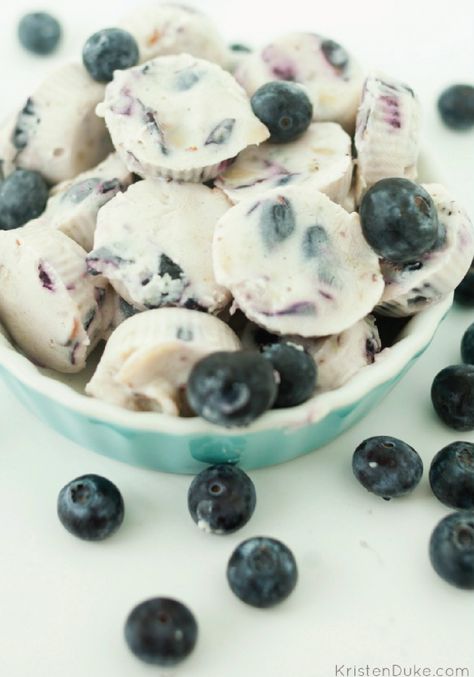 Blueberry Yogurt Bites - The perfect snack for a warm summer day! Yogurt Protein, Office Food, Blueberry Yogurt, Yogurt Bites, Protein Bites, God Mat, High Protein Snacks, Protein Snacks, Healthy Sweets