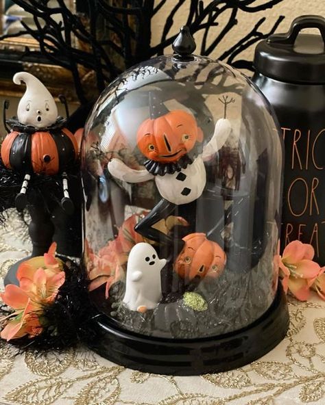 Cloche Decor Ideas, Halloween Lights Diy, Halloween Cloche, Halloween Lanterns Diy, Cloche Decor, Halloween Week, Halloween Mantel, Fun Characters, Jack O Lanterns