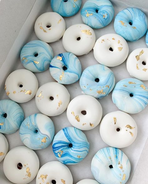 Blue Donut Cake, Party Treats Ideas For Adults, Donuts Baby Shower Ideas, Baby Shower Donuts Ideas, Donut Ideas Decoration, Donuts Decorating Ideas, Mini Donuts Decoration, Donuts Decoration, Mini Donuts Ideas