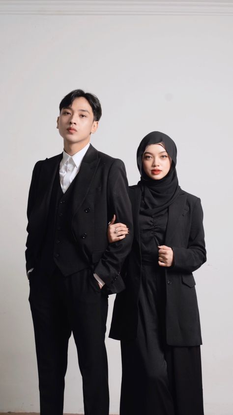 Couples Outfits Matching, Couple Graduation Pictures, Pose Prewedding, Fesyen Islam, Pre Wedding Photoshoot Props, Couples Outfits, Pre Wedding Photoshoot Outfit, Wedding Photo Studio, Outfits Matching