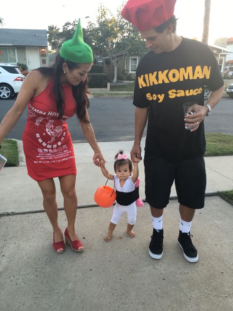 Family costume: soy sauce, musubi and siracha Siracha Costume, Family Costumes For 4, Troll Halloween Costume, Family Costumes For 3, Disney Family Costumes, Family Costume Ideas, Sushi Costume, Family Costumes Diy, Family Themed Halloween Costumes