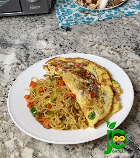 INDOMIE & FRIED EGG | Indomie and fried egg | By Joyful Cook Noodles With Fried Egg, Indomie And Egg, How To Make Noodles, Nigerian Foods, Make Noodles, African Recipes Nigerian Food, African Foods, Fried Chips, Chicken Sauce