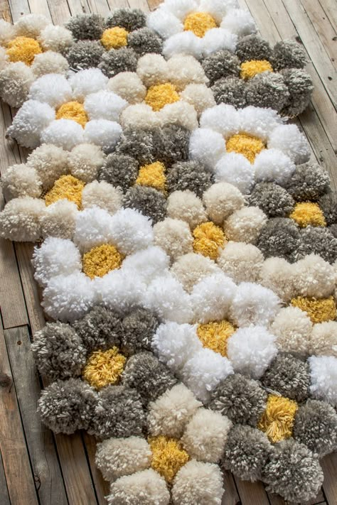 Pompon Diy, Pom Pom Rug, Easy Diy Room Decor, Diy Pom Pom, How To Make A Pom Pom, Pom Pom Crafts, Easy Craft Projects, Baby Shower Decor, Diy Rug