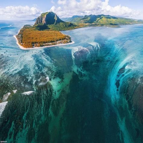 The “Underwater Waterfall” in Mauritius - 9GAG Underwater Waterfall, Scary Ocean, Bawah Air, Under The Water, Ocean Photos, Ocean Pictures, Nikola Tesla, Incredible Places, Okinawa