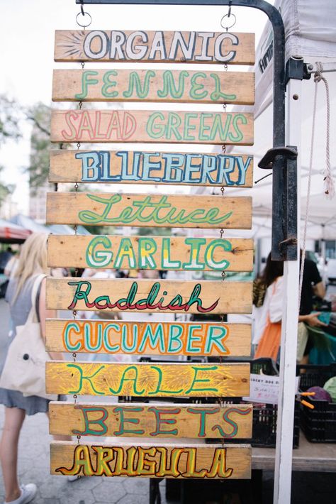 Farmers Market Booth Sign Ideas, Farmers Market Building Design, Mexican Farmers Market, Farmers Market Banner Ideas, Farmers Market Signage Ideas, Farm Stand Set Up, Modern Farmers Market Display, Farmers Market Shop, Farmers Market Stall Display Ideas