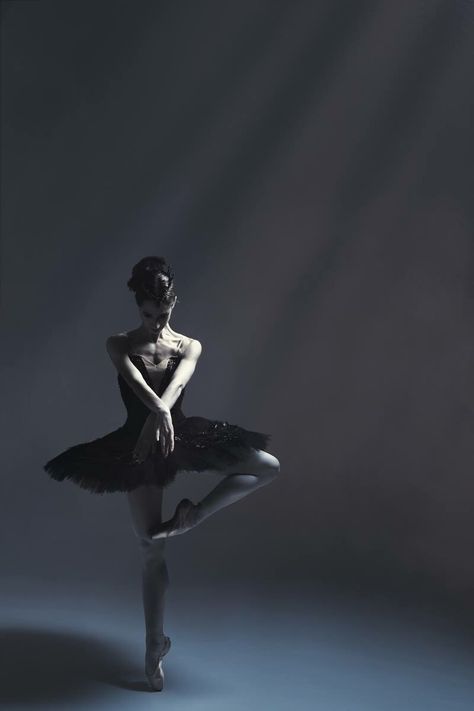 Ballet Dancer Ballet Studio, Dark Beauty Magazine, Ballet Beauty, Ballet Inspiration, The Ballerina, Ballet Photos, Black Photography, Shall We Dance, Ballet Photography