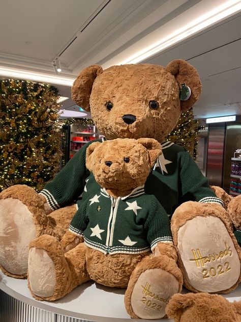 Amber Scholl Christmas, Harrods Wallpaper, Aesthetic Teddy Bear Wallpaper, Harrods Aesthetic, London Christmas Aesthetic, Aesthetic Teddy Bear, Aesthetic Teddy, London Harrods, Harrods Christmas