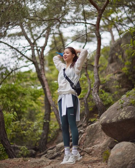 Spring Hiking Outfits, Fancy Casual Outfits, Hiking Picture Ideas, Song Hye Kyo Style, Trekking Outfit Women, Trekking Outfit, Hiking Fits, Jacket Outfit Women, Hiking Outfit Women