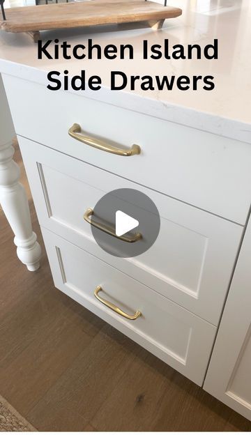 Toni Roberts, Design Dazzle on Instagram: "These drawers are the epitome of convenience. They are located on the SIDE of my kitchen island.  At the front of the island, I have cabinets for storage that sit behind the counter stools. These sidekick drawers are functional, positioned strategically across from the sink and near the dining room table.   This is where we store our dishcloths, kitchen towels, and tea towels. I added dividers to the drawer to keep it organized (link in bio). Serving utensils for when eating meals at the dining room table. Our table is a few feet away. Paper napkins for most meals. I  protect our dining room table with fabric trivets when serving hot dishes.   Accessories I use at the kitchen sink - colanders, cutting board for sink, etc.   Small details, big impa Tea Towel Storage Kitchen Organization, Island Drawer Ideas, Kitchen Towel Drawer Organization, Tupperware Drawer Organization, Paper Towel Drawer Kitchen, Dish Cabinet Organization, Under Kitchen Cabinet Ideas, Kitchen Island Drawers Layout, Tea Towel Storage