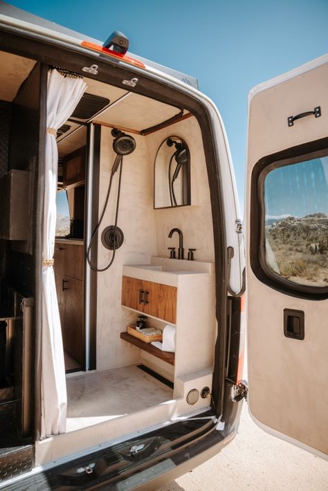 Bus Decor, Van Inspiration, Camper Interior Design, Tiny House Camper, Tiny House Luxury, Camper Van Life, Van House, Sprinter Van Conversion, Van Conversion Interior