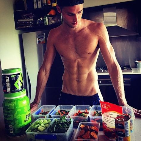 20 Hot Guys Cooking Who You Wish Were Making Your Dinner Tonight (Photos) Guys Cooking, Frat Guys, Cooking Photos, Starbucks Valentines, Man Cooking, Social Media Trends, Viral Trend, Dinner Tonight, Pretty And Cute