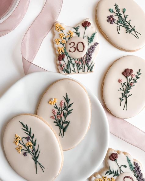 Oval Cookies Decorated, Dainty Flowers, Custom Cookie, Easy Sugar Cookies, Simple Birthday, Simple Birthday Cake, Flower Cookies, Cookies Decorated, Icing Cookies