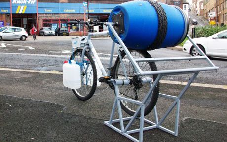 a bicycle powered washing machine.  Makes you think, people buy exercise bikes but don't hook them up to anything.  Such a waste. Power Wash Machine, Off Grid Ideas, Machine Project, Diy Generator, Living Off Grid, Solar Energy Diy, Energy Efficient Appliances, Water Bill, Reduce Energy