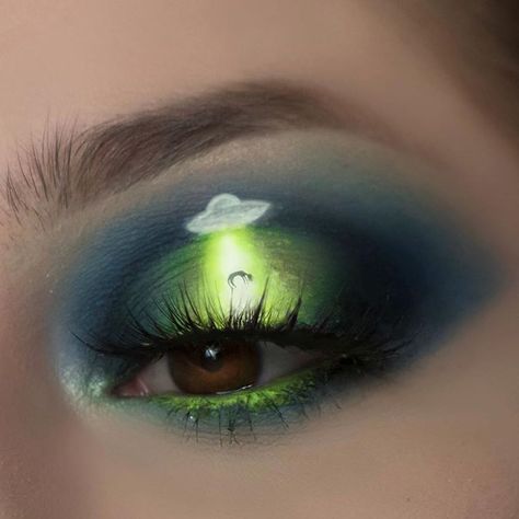 Alien Themed Makeup, Space Eye Makeup, Alien Eyeliner, Space Make Up, Astronaut Makeup, Alien Inspired Makeup, Space Themed Makeup, Alien Eye Makeup, Alien Eyeshadow Looks